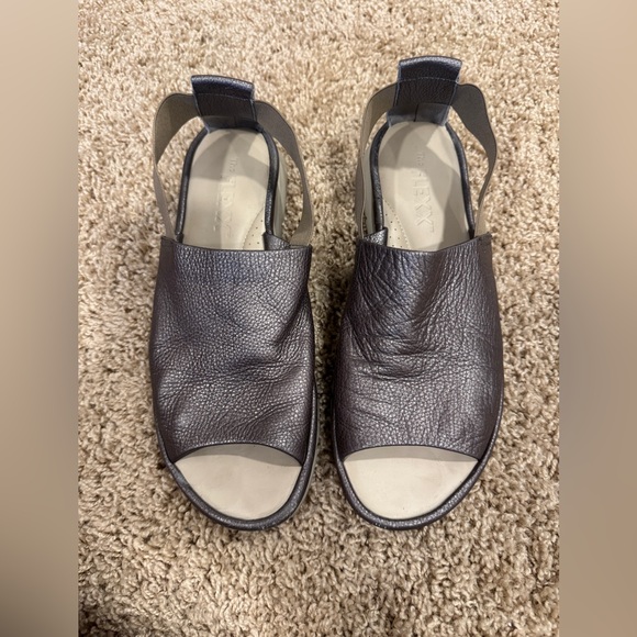 The Flexx Shoreline silver metallic sandals size 9 - Picture 1 of 7